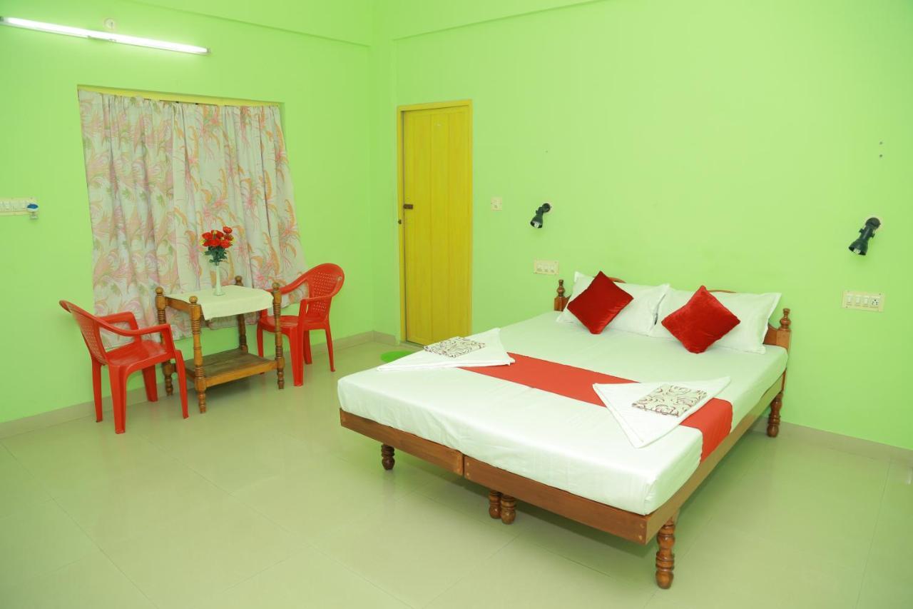 Shirleys Beach Hotel Kovalam Exterior photo